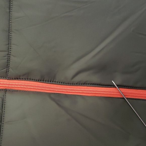 COLUMBIA REVERSIBLE CAMO PUFFER VEST, Boy's Size: 14/16, $40 - Picture 9 of 12